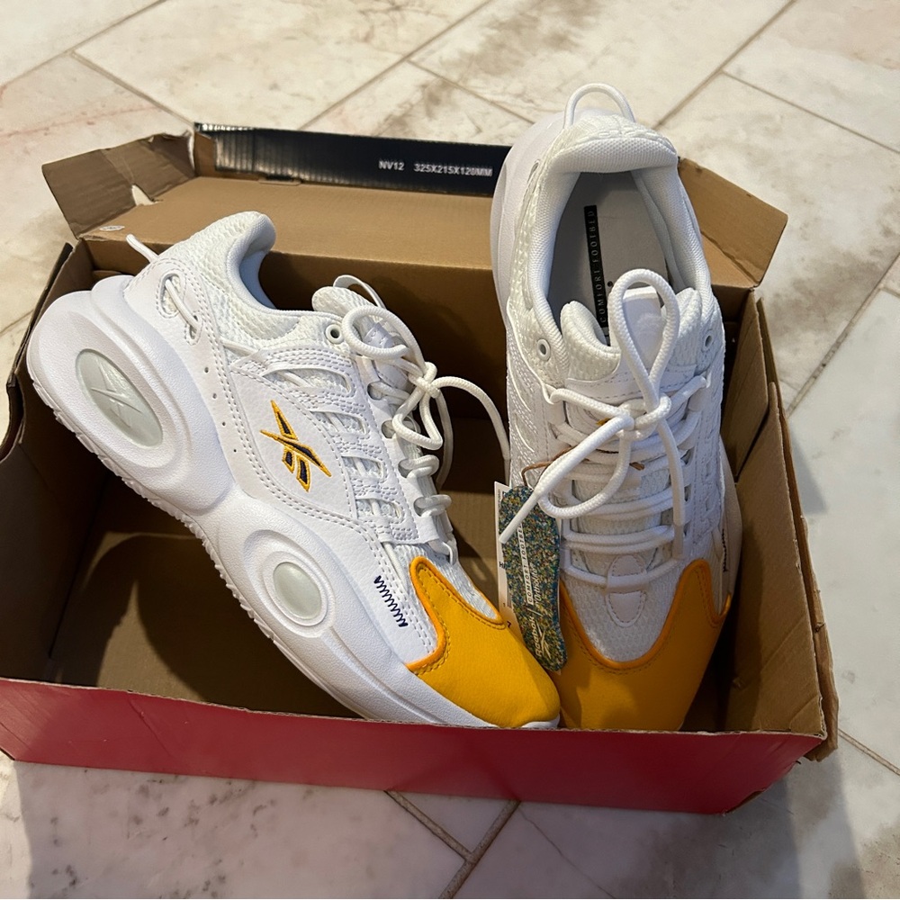 Reebok Unisex-Adult Solution Mid Basketball Shoe, size 7 White / Yellow New